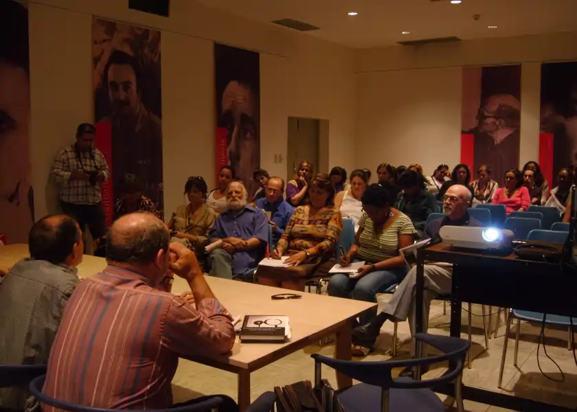 Conferencia profesional mostrando galería y panorama