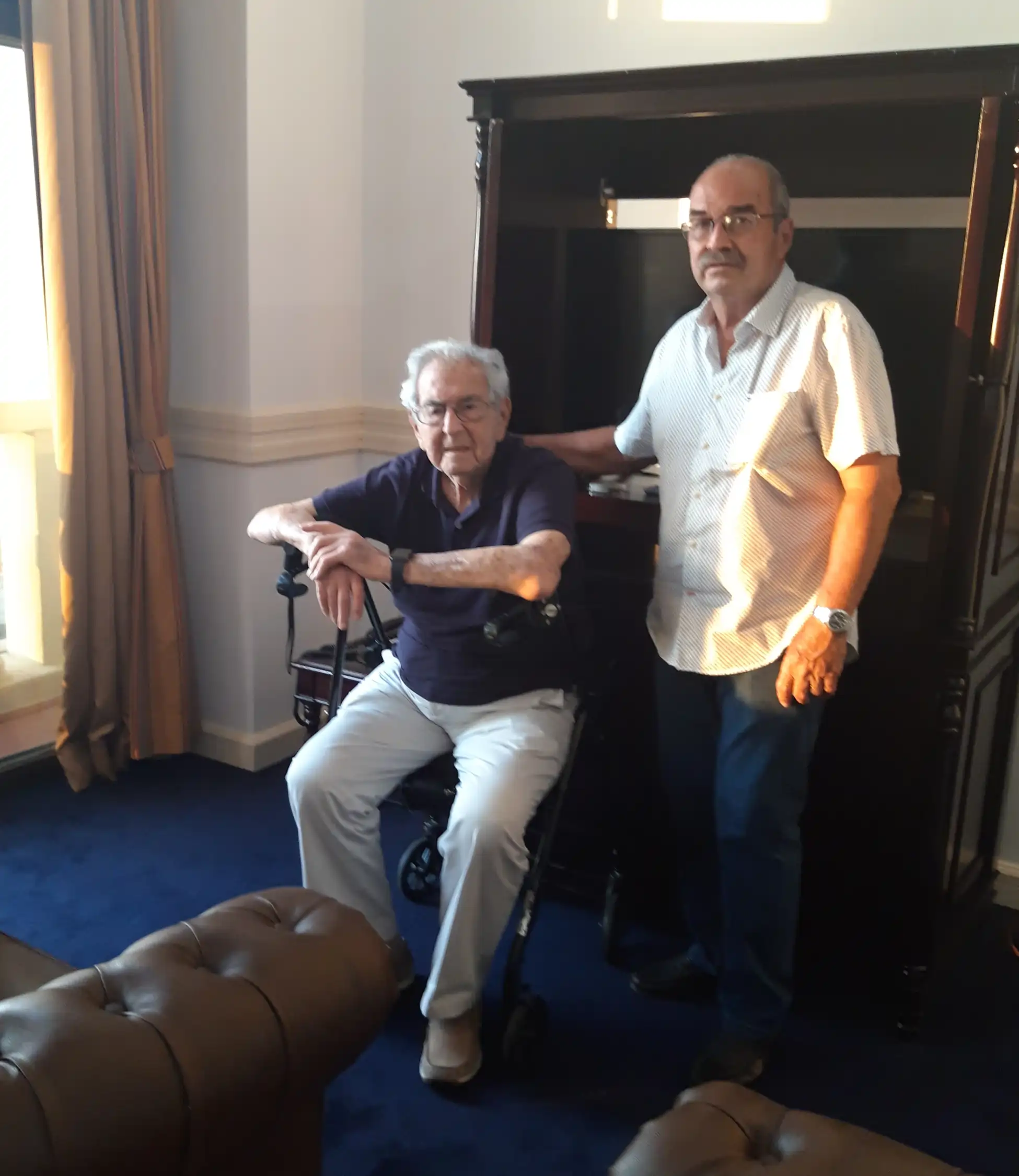 Luis Manuel Almeida con su mentor Alex J. Rosenberg