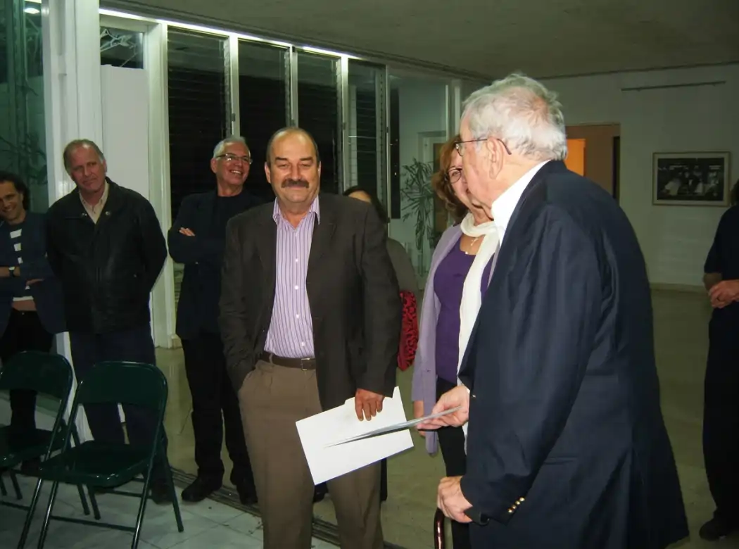 Luis Manuel Almeida recibiendo premio de la Fundación Ludwig